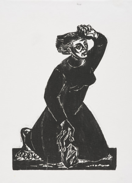 Kompozycja figuralna - Sylwetka kobiety, ujęta prawie frontalnie, ukazana w całej postaci, upadająca na kolana. Kobieta upada na bruk. Lewą rękę podniosła do góry, do twarzy, z prawej, opadającej wzdłuż ciała wypadł kamień. Dłonie duże i kościste. Ubrana w długa do ziemi suknię, z okrągłym wycięciem, spod sukienki wysuwa się bosa, duża i niekształtna stopa. Włosy krótkie, do ramion, rozwiane. 