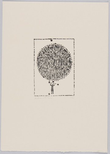 odbitka graficzna - Grafika przedstawiająca czarną sylwetkę postaci w kapeluszu, trzymającą podniesiony ku górze podłużny przedmiot zakończony dwoma czarnymi okręgami. Powyżej znajduje się okrąg całkowicie wypełniony figurami ludzi i zwierząt. Przedstawienie zamknięte w stworzonym z przerywanej linii prostokącie, stojącym na krótszym boku.