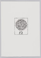 odbitka graficzna - Grafika z dwoma czarnymi postaciami w dynamicznych pozach oraz znajdującym się nad nimi okręgiem całkowicie wypełnionym czarnymi kształtami ludzi i zwierząt. Lewa postać znajdująca się po za okręgiem zgięta w pasie z uniesionymi do góry rękoma, stara się sięgnąć ku okrągłemu przedmiotowi powyżej. Postać po prawej stronie zgarbiona, z prawą nogą zgiętą w kolanie. Przedstawienie wpisane w prostokątną ramkę stojącą na krótszym boku.