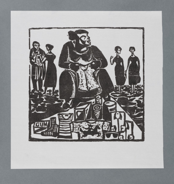 scena miejska - Scena na placu. Na pierwszym planie pośrodku sylwetka kobiety siedzącej na stołku (?), przed nią leżą rozłożone na ziemi towary. Ujęta frontalnie, w całej postaci. Twarz zwróciła w lewa stronę, włosy uczesane w kok. Kobieta potężnie zbudowana, w długiej, czarnej sukni przewiązanej białym fartuchem. W rękach trzyma bluzkę.Na rozłożonym na ziemi papierze (?) leżą: puszki, pudełka, skarpetki, ubrania (bluzki i męskie koszule). Na jednym z pudełek, w lewym dolnym rogu, widać fragment napisu: GUM.
W tle, z prawej strony kobiety sylwetki dwóch kobiet, ujętych frontalnie, w całej postaci, zajętych rozmową. Z lewej scena handlu ubraniami: sprzedawcą jest mężczyzny, ujęty frontalnie, w całej postaci, obok niego sylwetka kobiety-klientki, ujętej w całej postaci z tyłu. Ubrana w czarną suknię z półokrągłym dekoltem i krótkimi rękawami. Maca trzymany przez mężczyznę w ręku materiał ubrania. Plac wybrukowany.
Scena ujęta w linearną, wąską ramkę.