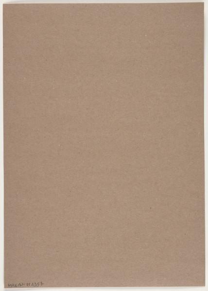 fotografia - Barwna odbitka fotograficzna przedstawiająca ciemny stół o masywnym blacie stojący na trzech walcowatych nogach. Do stołu zamontowane zostały kolejne dwie nogi, które są krótsze, zatem nie stanowią podpór. Na blatu stołu widocznych jest siedem wysokich, cylindrycznych elementów o różnej wysokości, ustawionych nieregularnie. Są to walce zakończone połyskliwymi, ciemnymi nasadkami, z przeźroczystego materiału o częściowo transparentnym wypełnieniu w nasyconych barwach (czerwono-pomarańczowych-różowych). W środku widoczne są pęcherze powietrza. Cała instalacja stoi we wnętrzu na tle ciemnej ściany i na białej podłodze, na której widoczny jest kilkuwersowy czarny napis umieszczony przed obiektem. Odbitka fotograficzna została wykonana z wąską, białą ramką.