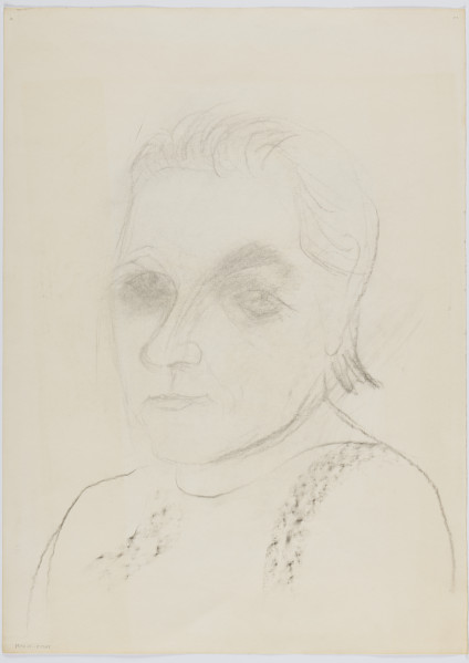 portret kobiety - Duży rysunkowy portret starszej kobiety przedstawionej w popiersiu. Kobieta jest zwrócona do widza en face, ma proste, uczesane z przedziałkiem po środku włosy do ucha. Jej ubiór jest przedstawiony w sposób uproszczony - widoczny jest zarys ubrania spodniego (bluzki?) oraz nakrycia wierzchniego z widocznym szalowym kołnierzykiem zaznaczonym ciemną plamą.