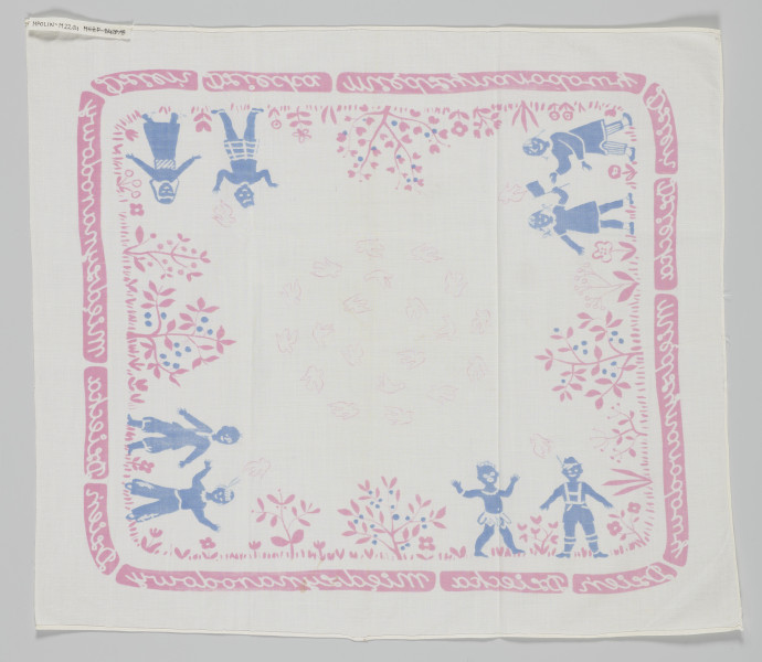 chusta pamiątkowa - Prostokątna chusta pamiątkowa wykonana z tkaniny w kolorze białym z ozdobnym nadrukiem w kolorach czerwonym i niebieskim. Wzdłuż każdej krawędzi widoczny biały napis na czerwonym tle ,,Dzień Dziecka Międzynarodowy’’. Napis stylizowany na odręczny. W każdym z narożników (nad napisem) widoczne przedstawienia par dzieci w kolorze niebieskim. Przedstawienia nawiązują do różnych narodowości/przynależności kulturowej poprzez zróżnicowane stroje i dodatki (szelki, kapelusze z piórami, spódniczkę z trawy, chustę na głowie). Pomiędzy dziećmi widoczne przedstawienia drzew i trawy w kolorze czerwonym. Na drzewach owoce w kolorze niebieskim. W centralnej części chusty widoczne kontury ptaków (gołębi) układające się w kolisty kształt.