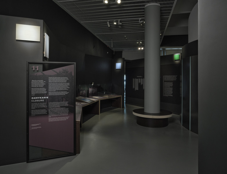 instalacja malarsko-dźwiękowa - Instalacja sklada się z czterech niewielkich, monochromatycznych obrazów, bez ram, o płótnach zamalowanych gładko, na jeden kolor: zielony, jasnoniebieski, piaskowy, ciemnoszary. Każde płótno, na odwrociu, ma zamontowaną niewielką instalację, która sekwencyjnie odtwarza dźwiek melodii. Sekwencje muzyki nie nakładaja się na siebie, tylko odtwarzane są w kolejności. 