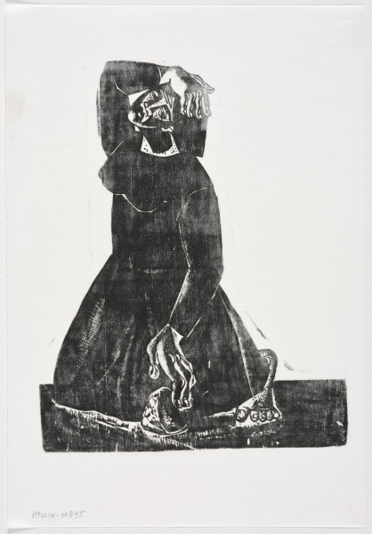 Kompozycja figuralna - Sylwetka kobiety, ujęta prawie frontalnie, ukazana w całej postaci, upadająca na kolana. Kobieta upada na bruk. Lewą rękę podniosła do góry, trzyma ją nad głową, z prawej, opadającej wzdłuż ciała wypadł kamień. Dłonie duże i kościste. Ubrana w długa do ziemi suknię, z okrągłym wycięciem, spod sukienki wysuwa się bosa, duża i niekształtna stopa. Włosy krótkie, opadające do ramion. 