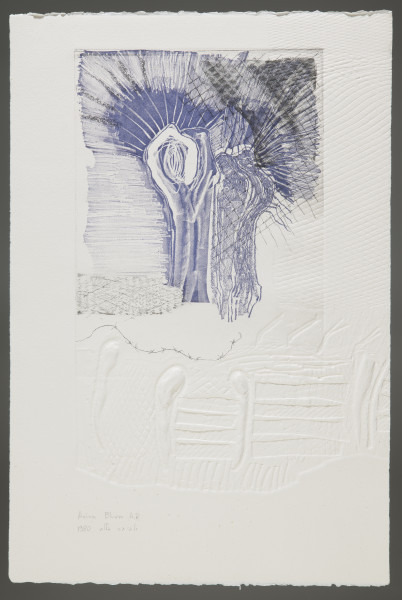 pejzaż - Wertykalny, niemal abstrakcyjny, pejzaż wykonany w dwóch technikach, co determinuje jego kompozycję. Postawą układu tej grafiki jest kształt wyciśnięty w białym kartonie tła, który zajmuje prawą i dolną część grafiki. Większość to regularny wzór siatki, w części dolnej pojawiają się cztery obłe kształty, pomiędzy trzema z nich widać poziome szerokie linie. Nad nimi widoczne są odciski kilku cienkich, kresek podzielonych kształtami supłów. Cała górna część grafiki, od połowy, pokryta jest granatowo-czarną kompozycją przedstawiającą dwa drzewa przedstawione w bardzo uproszczony, zgeometryzowany sposób. Korona drzewa z prawej strony pokryta jest kształtem siatki o cienkich, czarnych oczkach. Po lewej stronie drzew widać tło przedstawione bardzo równomiernym, gęstym kreskowaniem, pod drzewami - grunt oddany za pomocą plamkowania oraz analogiczną, jak powyżej siatką. Poniżej drzew, po lewej stronie widoczna jest pozioma, wijąca się, cienka linia z symetrycznymi węzłami z drobnych kresek.