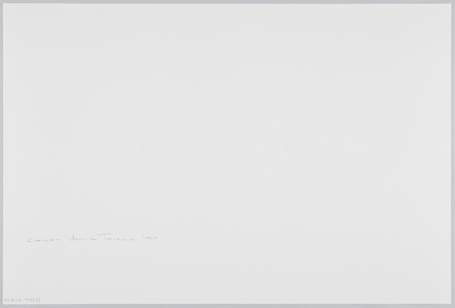 scena rodzajowa - Poziomy, barwny kadr fotograficzny przestawiający dwie zwracające się do siebie kobiety (rozmawiające?), ubrane w okrycia wierzchnie w stonowanych kolorach oraz czarne nakrycia głowy. Kobieta stojąca po lewej unosi prawą rękę. Przed nimi widać tłoczące się dziewczynki w ciemnych ubraniach i z włosami splecionymi w warkocze, stojące tyłem do widza. Grupa patrzy w kierunku kraty i wiszącej przed nią półprzezroczystej zasłony.