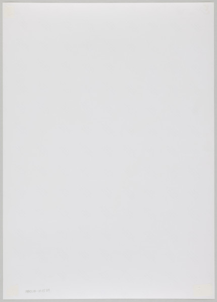 fotografia - Zdjęcie przedstawia mężczyznę stojącego przed pulpitem i dmącego w róg (Szofar - róg wykorzystywany podczas obchodów święta Rosz ha-Szana). Głowa mężczyzny jest okryta szalem modlitewnym (tałesem). Spod tałesu wystają białe płócienne rękawy oraz mankiety garnitury i białej koszuli wystające spod spodu.