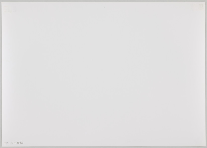 fotografia - Zdjęcie przedstawia starszego mężczyznę, aktora z siwą brodą siedzącego na krawędzi sceny teatralnej. Mężczyzna ma na sobie czarne spodnie, białą koszulę i czarne okrycie wierzchnie (chałat?). Mężczyzna opiera się rękami o krawędź podestu. Nogi ma spuszczone luźno do dołu. Za nim widać fragment jasnej kurtyny.