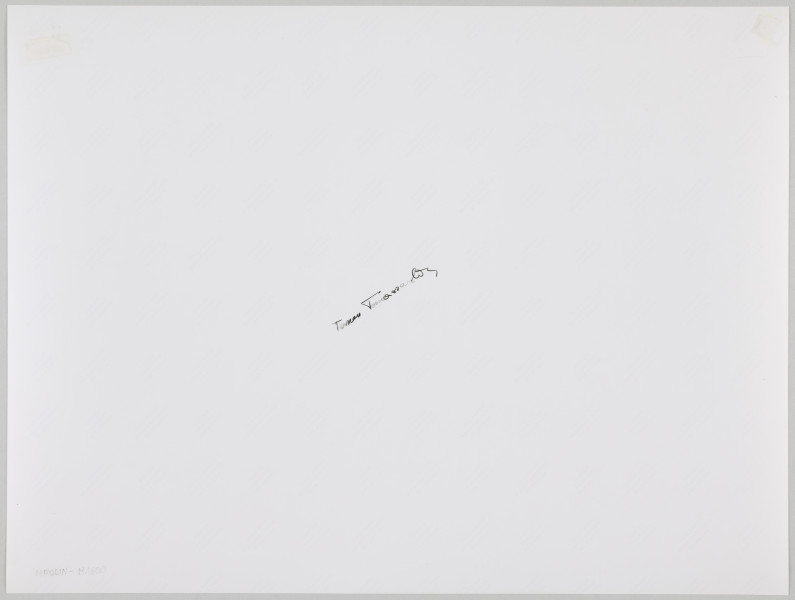 fotografia - Zdjęcie przedstawia grupę osób podczas wieczerzy. Na pierwszym planie (przodem do obiektywu) widoczny mężczyzna w garniturze, białej koszuli w drobna kratę, wzorzystym krawacie oraz kapeluszu. Trzyma przed sobą tacę, na której ułożona jest maca. Po lewej stronie kadru widać wyciągniętą rękę, która zabiera z tacy jeden kawałek macy. W tle widać stały ustawione w podkowę i nakryte białym obrusem. Stoły są zastawione pożywieniem a przy nich (po obu stronach) siedzą biesiadnicy. Za mężczyzną (na środkowym stole) widoczny fragment wieloramiennego świecznika, płonące w nim świece oraz żółtą ścianę, na której zawieszone są trzy obrazy. W górze kadru widoczny fragment żyrandola. 