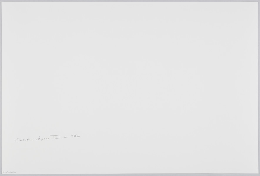 scena rodzajowa - Poziomy, barwny kadr fotograficzny przedstawiający 3 młode kobiety stojące na ulicy. Jedna z nich stojąca tyłem do widza, a przodem do pozostałych, ubrana jest w czarny strój, na głowie ma ciemnofioletową chustę zawiązaną wokół głowy. Kobieta stojąca w centrum kadru ubrana jest w czarny sweter o białych rękawach w czarne kropki, na głowie ma czarną chustę zawiązaną także wokół głowy. Na lewym ręku trzyma dziecko o jasnych włosach do ramion, które w lewej ręce trzyma butelkę ze smoczkiem. Patrzy z zamyśleniem przed siebie. Trzecia uczestniczka sceny stoi po prawej stronie ubrana jest w czarna koszulkę, bluzkę z wzorem panterki oraz rozpiętą czarna kurtkę. Na głowie nosi czarna chustę zawiązana podobnie jak poprzednie. Twarz ma zwróconą w stronę kobiety stojącej tyłem, mimika twarzy wskazuje na to, że mówi.