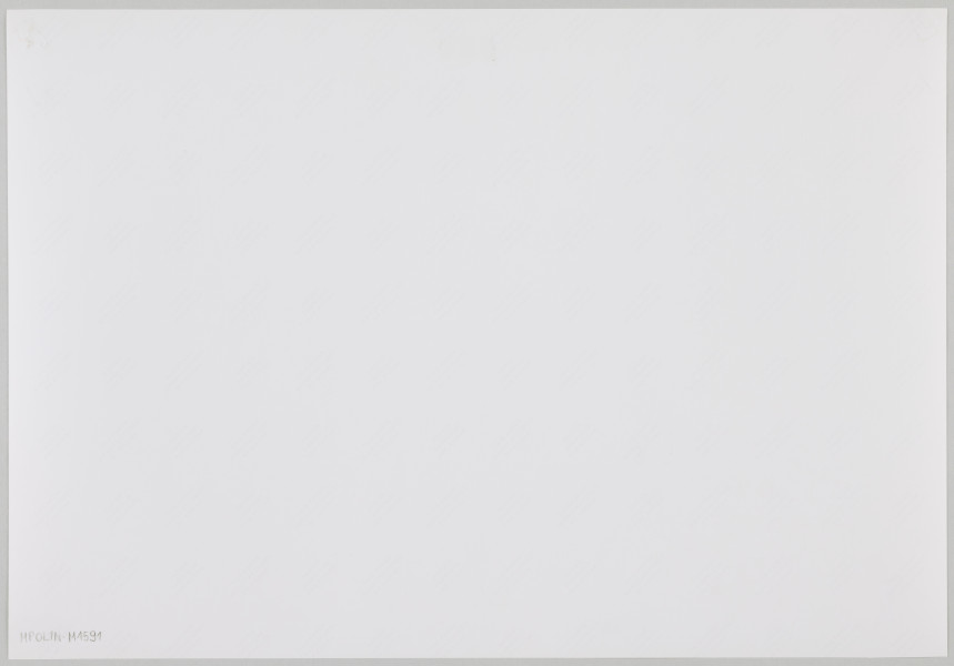 fotografia - Zdjęcie przedstawia mężczyznę z małą dziewczynka (córeczką) na ręku stojącego na tle regału z książkami (wypełniającego całe tło). Mężczyzna ma na sobie jasną koszulę i jarmułkę na głowie. Dziewczynka jest ubrana w niebieską sukienkę oraz ciemną koszulkę. Twarz mężczyzny jest zwrócona w stronę dziecka. Dziewczyna patrzy w obiektyw i się uśmiecha. W drugim ręku mężczyzna trzyma kilka książek.