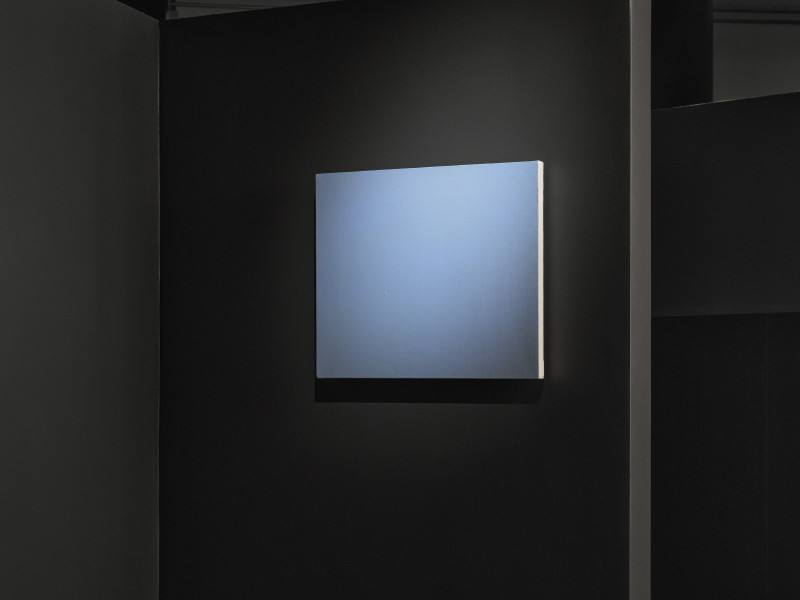 instalacja malarsko-dźwiękowa - Instalacja sklada się z czterech niewielkich, monochromatycznych obrazów, bez ram, o płótnach zamalowanych gładko, na jeden kolor: zielony, jasnoniebieski, piaskowy, ciemnoszary. Każde płótno, na odwrociu, ma zamontowaną niewielką instalację, która sekwencyjnie odtwarza dźwiek melodii. Sekwencje muzyki nie nakładaja się na siebie, tylko odtwarzane są w kolejności. 