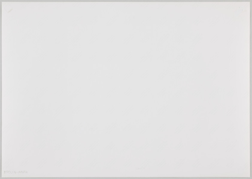 fotografia - Zdjęcie przedstawia parę starszych osób siedzących na bordowej kanapie. Mężczyzna (siedzący po prawej stronie) ma na sobie szary garnitur, białą koszulę i krawat. Jest gładko ogolony. Kobieta ma na sobie szarą spódnicę, białą bluzkę i okulary. Zakłada nogę na nogę. Oboje uśmiechają się do obiektywu. Przed kanapą widoczny dywan. Po lewej stronie kanapy szafka, na niej telefon stacjonarny, a dalej ozdobna lampa. Po prawej stronie kanapy widoczny tapicerowany (również bordowy) fotel z drewnianymi podłokietnikami. Za kanapą, na jasnej ścianie wiszą obrazy. 