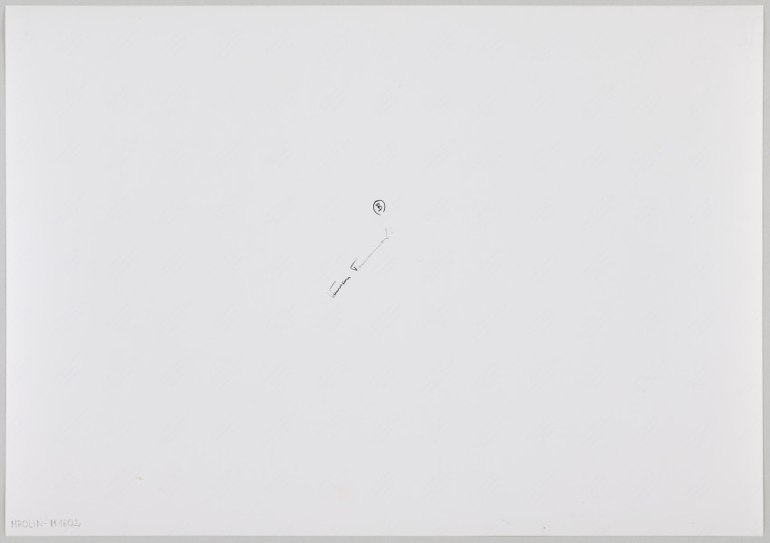 fotografia - Zdjęcie przedstawia trzech mężczyzn. Dwóch z nich siedzi przy stole (po lewej stronie kadru), trzeci stoi obok stołu (po prawej stronie kadru). Pierwszy mężczyzna od lewej ma na sobie brązowy płaszcz i czarny kapelusz. Ma siwą brodę. Zgięte w łokciach ręce opiera na stole. Drugi od lewej mężczyzna ma na sobie ciemny garnitur, jasną koszulę, wzorzysty krawat oraz ciemny kapelusz. Jest gładko ogolony. Prawą rękę opiera na stole. Trzyma w niej kieliszek wódki. Mężczyzna stojący przy stole widoczny jest z profilu. Ma na sobie jasną (beżową?) kurtkę/płaszcz oraz ciemne nakrycie głowy (czapkę?). Również ma siwą brodę. Oczy mężczyzn po prawej i lewej stronie są skierowane na kieliszek wódki. Mężczyźni znajdują się w prowizorycznym pomieszczeniu (szałasie). Za nimi widać ściany z płyty. Nad ich głowami widoczne ażurowe zadaszenie wykonane z listew ozdobionych liśćmi. 