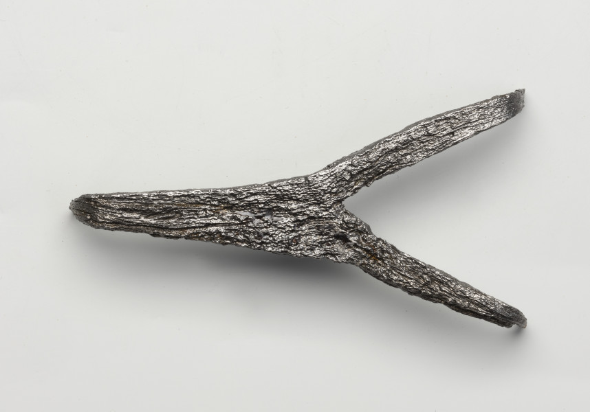 rak żelazny - Ujęcie z góry; Rak żelazny trójramienny z czworobocznej sztabki żelaznej.