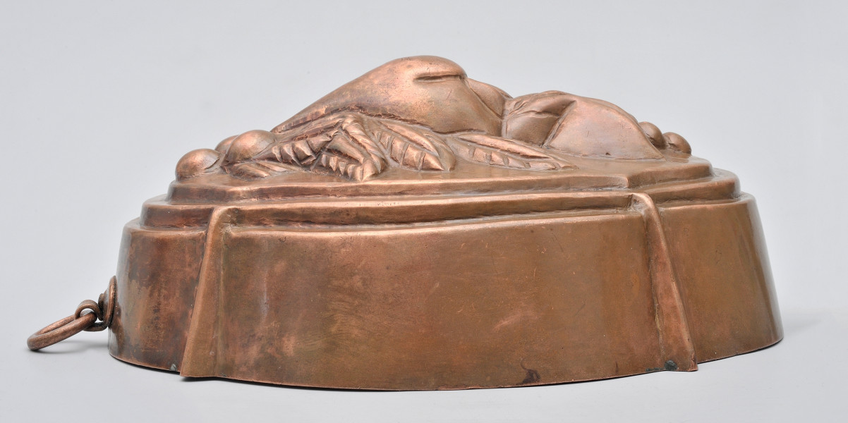 strona pierwsza. Ujęcie od strony dłuższego boku z kółkiem do powieszenia po lewej.