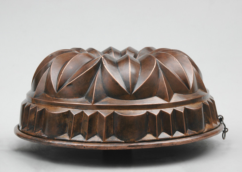 strona pierwsza - ujęcie z boku. Naczynie o półkolistym kształcie. Powierzchnia płaszcza rozdzielona w połowie wysokości uskokiem.