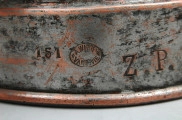 zbliżenie na sygnatury: 151, A.WITT/VARSOVIE, Z.P. Punca warszawskiego zakładu metalowego Adolfa Witta w owalu. Po prawej stronie puncy duże inicjały właściciela: Z.P, po lewej cyfra 151 jako nr modelu. 