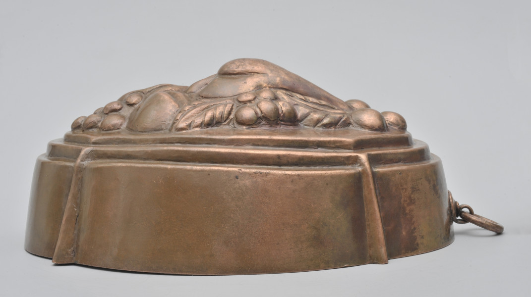 strona trzecia. Ujęcie od strony dłuższego boku z zaczepem z kółkiem do powieszenia po prawej.