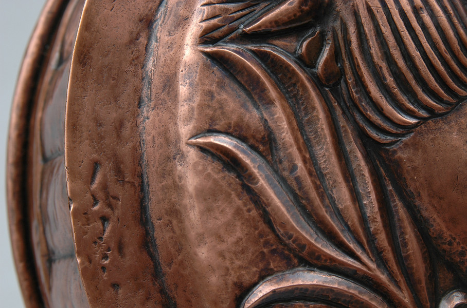 zbliżenie na wierzch naczynia. Fragment z widocznym uskokiem lekko wypiętrzonej pokrywy.