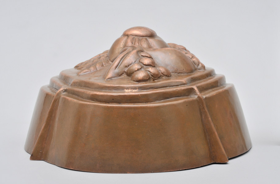 strona druga. Ujęcie od strony krótszego boku. Zaczep z kółkiem do powieszenia naczynia niewidoczny.