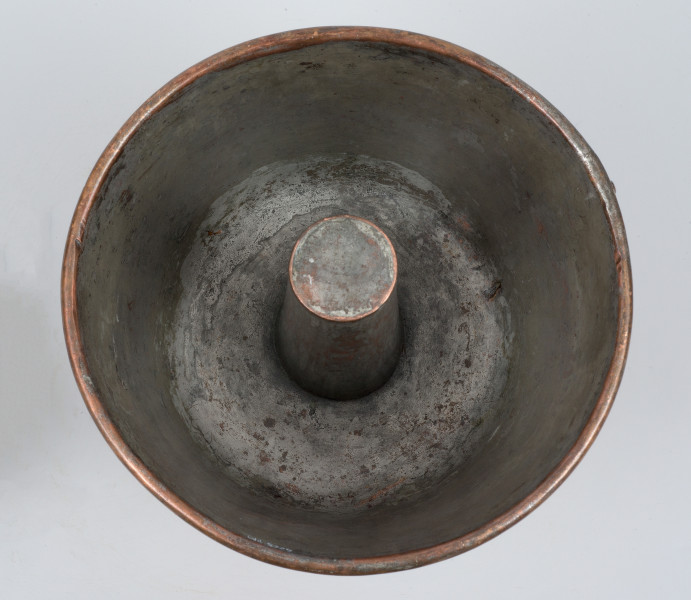 ujęcie 3/4 na wnętrze. Środek pobielany, z wypiętrzonym ściętym stożkiem.