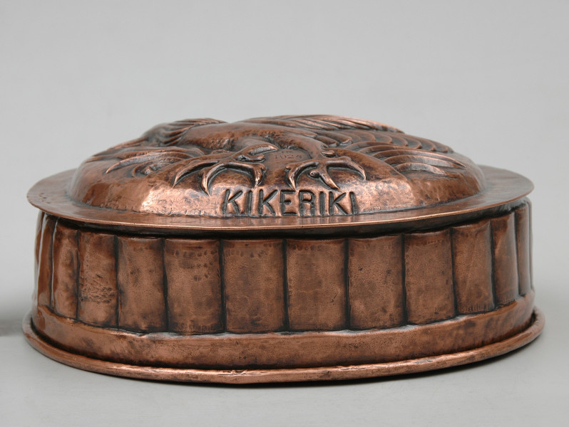 strona pierwsza. Brzeg naczynia obwiedziony okrągłym wałkiem. Pionowa ścianka modelowana w grube pukle.