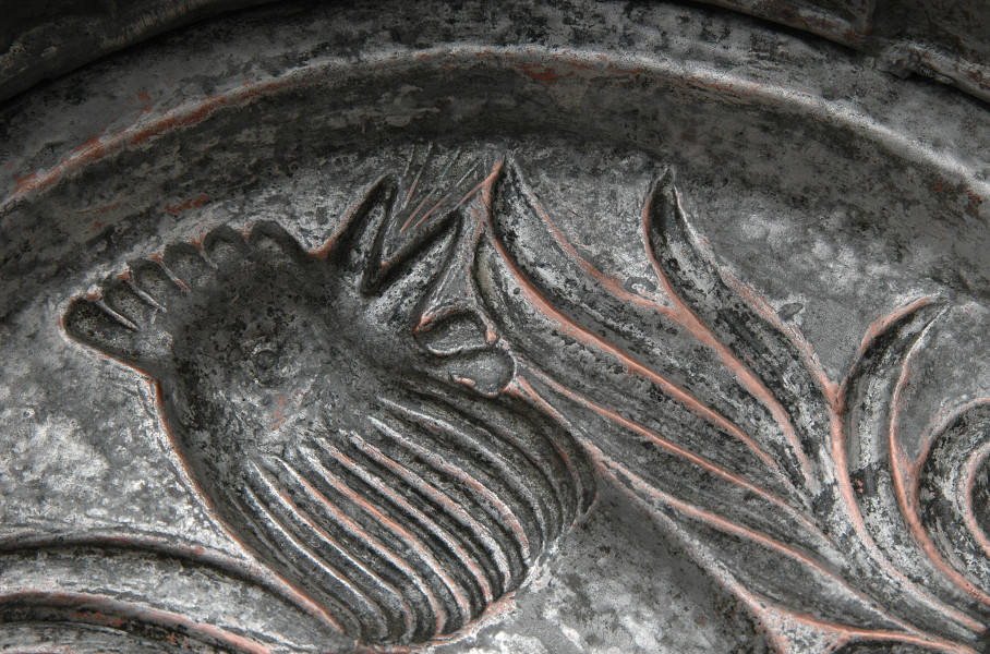 zbliżenie na dekorację z kogutem - ujęcie od strony wewnętrznej. Kadr z głową koguta.