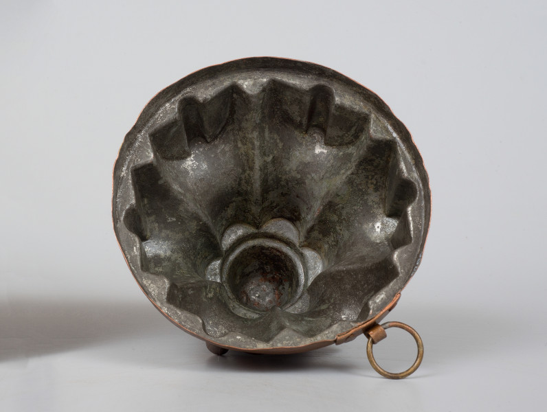 ujęcie z dołu. Dno naczynia o kształcie kulki, dookoła której sześć rozszerzających się bruzd.