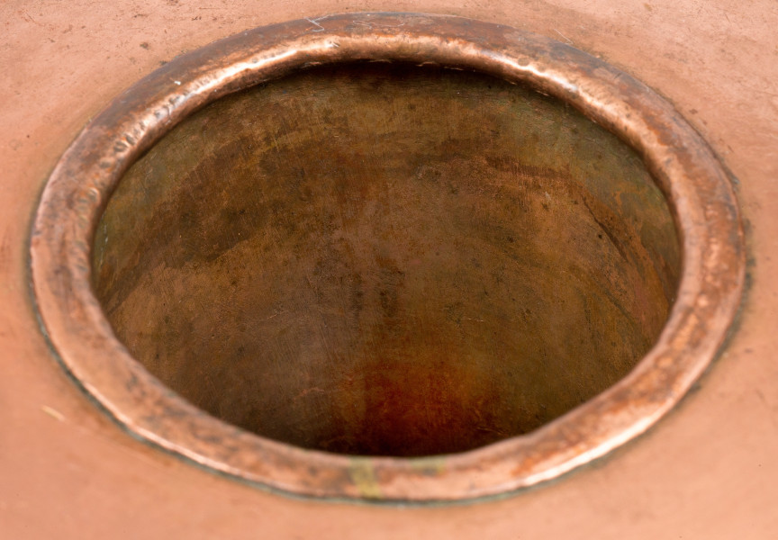 zbliżenie na wlot komina - ujęcie od góry. Wgłębienie zakończone na powierzchni naczynia płaskim otokiem.