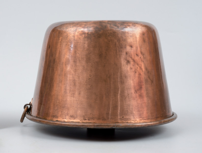 strona druga. Ujęcie z uchwytem z kółkiem do powieszenia po lewej stronie.