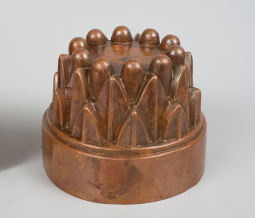 ujęcie 3/4. Naczynie stożkowate o ściętym szczycie i 10 kopułkach. Nad wysokim cokołem pas z dekoracją o formie lancetowatych liści.