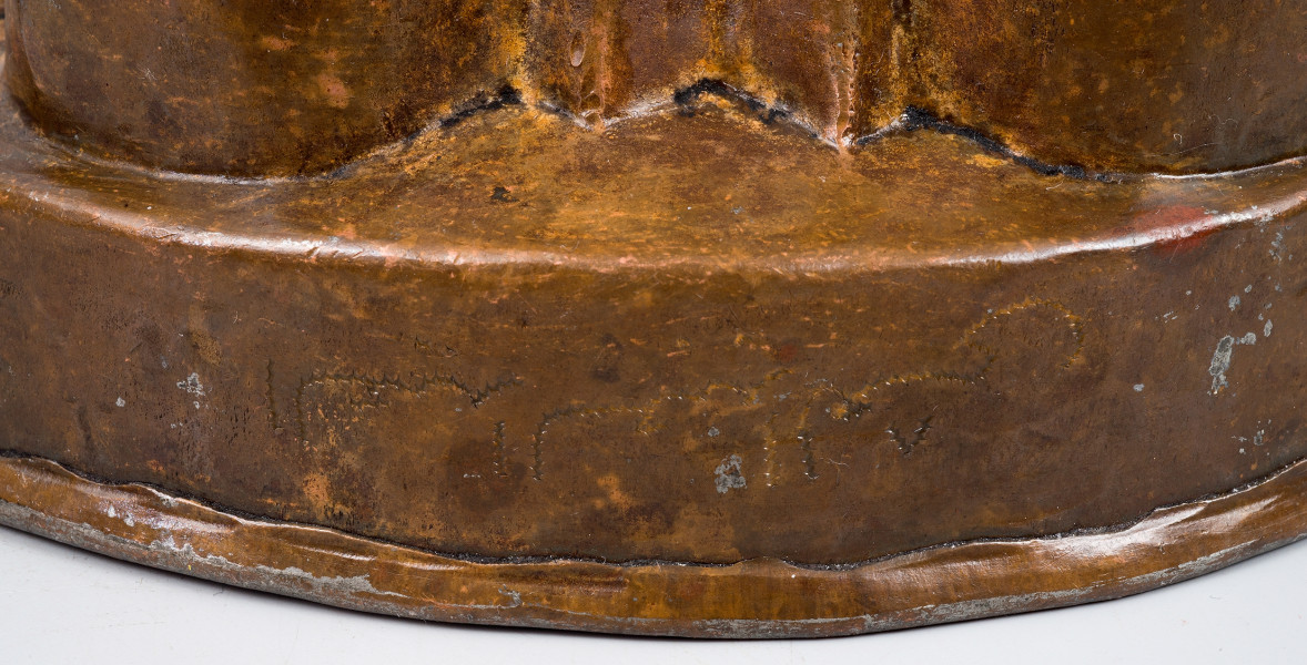 zbliżenie na arabski napis na cokoliku