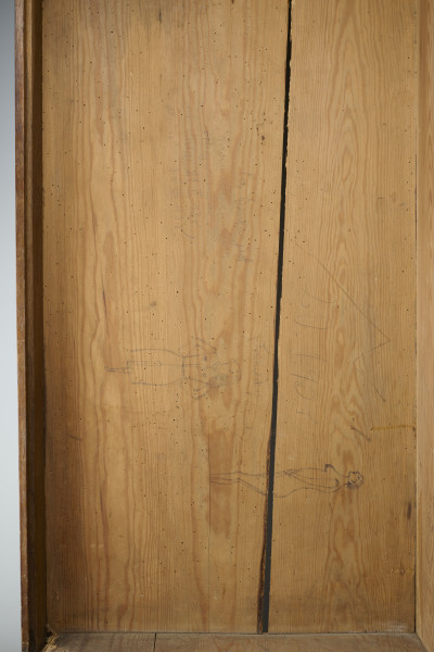 szafa - Szafa drewniana, dwudrzwiowa, w kolorze brązowym (kolor naturalnego drewna). Obiekt został z zewnątrz zabezpieczony lakierem. U dołu szafy widoczne dwie szuflady zamykane na klucz (brak kluczy; brak okucia zamka prawej szuflady). Wewnątrz, na tylnej ścianie, w jej górnej części umieszonych zostało siedem drewnianych wieszaków. W połowie wysokości zwieńczenia szafy widoczna pozioma listwa (ubytek listowy na prawej ścianie). Płyciny drzwi wykonane są z desek. Obiekt jest pozbawiony zdobień. Od spodu, w narożnikach szafy umieszczone zostały cztery podtrzymujące obiekt nogi wykonane z fragmentów deski i pomalowane żółto-brązową farbą olejną.W wnętrzu szafy, na tylnej ścianie oraz ścianach bocznych widoczne napisy oraz rysunki wykonane odręcznie ołówkiem. Na lewej ścianie widoczny napis: „Ta szafa była moi mieszkaniem ukrywalnym dn 21 II 43 r do dnia 25 IIII 43 r”, wizerunek nagiej kobiety stojącej bokiem i trzymającej ręce na kroczu (zasłaniającej się) oraz kobiety w kostiumie, której twarz jest ujęta z profilu, a jedna z nóg uniesiona do góry. Jej włosy są ułożone w fale. Pod nagą kobietą widniej podpis ,,(Głupia baba)’’. Nad kobietą w kostiumie napisano ,,(Francóska niewiasta)’’. Obok nagiej kobiety widoczna jest kolejna data: ,,20.1.43 r.’’.
Na tylnej ścianie widoczne są przedstawienia (od lewej strony): budynku mieszkalnego (domu jednorodzinnego),  wiatraka (pod nim), kobiety w spódnicy za kolano i kamizelce stojącej bokiem (obok, z prawej strony rysunku wiatraka), trzech postaci umieszczonych jedna pod drugą, niewielkiego samochodu (obok, z prawej strony postaci), drogowskazu (obok, z prawej strony samochodu), mężczyzny z długą brodą (Żyda; pod nim) ciągnącego za sobą konia oraz niedokończonej nagiej postaci przedstawionej tyłem (widoczne pośladki; pod rysunkiem konia).
Obok przedstawienia kobiety widoczny napis: ,,Hiszpańska dziewczyna’’. Pod spodem widoczny napis ,,Pffeferwehrtag | Przygody Tomcia | paluszki’’. Obok trzech postaci (ułożonych w linii jedna pod drugą) napis ,,(kąpiel)’’. Na drogowskazie napis ,,Do Palestyny 3814 km’’. Obok mężczyzny z brodą widoczny napis wersalikami „HIR, JUDE, DI, AŁH, JUDE’’.
Na prawej ścianie szafy widoczne przedstawienie zbliżenia cielesnego (dwóch nagich postaci połączonych ze sobą w uścisku), które zostało częściowo starte.
Wszystkie rysunki widoczne na ścianach bocznych zostały wykonane z boku zwrócone są górą do tylnej ściany obiektu. Rysunki widoczne na tylnej ścianie obiektu usytuowane są do góry nogami (odwrócone o 180° w stosunku do dna szafy).