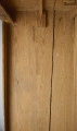 szafa - Szafa drewniana, dwudrzwiowa, w kolorze brązowym (kolor naturalnego drewna). Obiekt został z zewnątrz zabezpieczony lakierem. U dołu szafy widoczne dwie szuflady zamykane na klucz (brak kluczy; brak okucia zamka prawej szuflady). Wewnątrz, na tylnej ścianie, w jej górnej części umieszonych zostało siedem drewnianych wieszaków. W połowie wysokości zwieńczenia szafy widoczna pozioma listwa (ubytek listowy na prawej ścianie). Płyciny drzwi wykonane są z desek. Obiekt jest pozbawiony zdobień. Od spodu, w narożnikach szafy umieszczone zostały cztery podtrzymujące obiekt nogi wykonane z fragmentów deski i pomalowane żółto-brązową farbą olejną.W wnętrzu szafy, na tylnej ścianie oraz ścianach bocznych widoczne napisy oraz rysunki wykonane odręcznie ołówkiem. Na lewej ścianie widoczny napis: „Ta szafa była moi mieszkaniem ukrywalnym dn 21 II 43 r do dnia 25 IIII 43 r”, wizerunek nagiej kobiety stojącej bokiem i trzymającej ręce na kroczu (zasłaniającej się) oraz kobiety w kostiumie, której twarz jest ujęta z profilu, a jedna z nóg uniesiona do góry. Jej włosy są ułożone w fale. Pod nagą kobietą widniej podpis ,,(Głupia baba)’’. Nad kobietą w kostiumie napisano ,,(Francóska niewiasta)’’. Obok nagiej kobiety widoczna jest kolejna data: ,,20.1.43 r.’’.
Na tylnej ścianie widoczne są przedstawienia (od lewej strony): budynku mieszkalnego (domu jednorodzinnego),  wiatraka (pod nim), kobiety w spódnicy za kolano i kamizelce stojącej bokiem (obok, z prawej strony rysunku wiatraka), trzech postaci umieszczonych jedna pod drugą, niewielkiego samochodu (obok, z prawej strony postaci), drogowskazu (obok, z prawej strony samochodu), mężczyzny z długą brodą (Żyda; pod nim) ciągnącego za sobą konia oraz niedokończonej nagiej postaci przedstawionej tyłem (widoczne pośladki; pod rysunkiem konia).
Obok przedstawienia kobiety widoczny napis: ,,Hiszpańska dziewczyna’’. Pod spodem widoczny napis ,,Pffeferwehrtag | Przygody Tomcia | paluszki’’. Obok trzech postaci (ułożonych w linii jedna pod drugą) napis ,,(kąpiel)’’. Na drogowskazie napis ,,Do Palestyny 3814 km’’. Obok mężczyzny z brodą widoczny napis wersalikami „HIR, JUDE, DI, AŁH, JUDE’’.
Na prawej ścianie szafy widoczne przedstawienie zbliżenia cielesnego (dwóch nagich postaci połączonych ze sobą w uścisku), które zostało częściowo starte.
Wszystkie rysunki widoczne na ścianach bocznych zostały wykonane z boku zwrócone są górą do tylnej ściany obiektu. Rysunki widoczne na tylnej ścianie obiektu usytuowane są do góry nogami (odwrócone o 180° w stosunku do dna szafy).