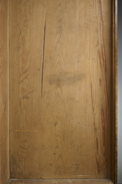 szafa - Szafa drewniana, dwudrzwiowa, w kolorze brązowym (kolor naturalnego drewna). Obiekt został z zewnątrz zabezpieczony lakierem. U dołu szafy widoczne dwie szuflady zamykane na klucz (brak kluczy; brak okucia zamka prawej szuflady). Wewnątrz, na tylnej ścianie, w jej górnej części umieszonych zostało siedem drewnianych wieszaków. W połowie wysokości zwieńczenia szafy widoczna pozioma listwa (ubytek listowy na prawej ścianie). Płyciny drzwi wykonane są z desek. Obiekt jest pozbawiony zdobień. Od spodu, w narożnikach szafy umieszczone zostały cztery podtrzymujące obiekt nogi wykonane z fragmentów deski i pomalowane żółto-brązową farbą olejną.W wnętrzu szafy, na tylnej ścianie oraz ścianach bocznych widoczne napisy oraz rysunki wykonane odręcznie ołówkiem. Na lewej ścianie widoczny napis: „Ta szafa była moi mieszkaniem ukrywalnym dn 21 II 43 r do dnia 25 IIII 43 r”, wizerunek nagiej kobiety stojącej bokiem i trzymającej ręce na kroczu (zasłaniającej się) oraz kobiety w kostiumie, której twarz jest ujęta z profilu, a jedna z nóg uniesiona do góry. Jej włosy są ułożone w fale. Pod nagą kobietą widniej podpis ,,(Głupia baba)’’. Nad kobietą w kostiumie napisano ,,(Francóska niewiasta)’’. Obok nagiej kobiety widoczna jest kolejna data: ,,20.1.43 r.’’.
Na tylnej ścianie widoczne są przedstawienia (od lewej strony): budynku mieszkalnego (domu jednorodzinnego),  wiatraka (pod nim), kobiety w spódnicy za kolano i kamizelce stojącej bokiem (obok, z prawej strony rysunku wiatraka), trzech postaci umieszczonych jedna pod drugą, niewielkiego samochodu (obok, z prawej strony postaci), drogowskazu (obok, z prawej strony samochodu), mężczyzny z długą brodą (Żyda; pod nim) ciągnącego za sobą konia oraz niedokończonej nagiej postaci przedstawionej tyłem (widoczne pośladki; pod rysunkiem konia).
Obok przedstawienia kobiety widoczny napis: ,,Hiszpańska dziewczyna’’. Pod spodem widoczny napis ,,Pffeferwehrtag | Przygody Tomcia | paluszki’’. Obok trzech postaci (ułożonych w linii jedna pod drugą) napis ,,(kąpiel)’’. Na drogowskazie napis ,,Do Palestyny 3814 km’’. Obok mężczyzny z brodą widoczny napis wersalikami „HIR, JUDE, DI, AŁH, JUDE’’.
Na prawej ścianie szafy widoczne przedstawienie zbliżenia cielesnego (dwóch nagich postaci połączonych ze sobą w uścisku), które zostało częściowo starte.
Wszystkie rysunki widoczne na ścianach bocznych zostały wykonane z boku zwrócone są górą do tylnej ściany obiektu. Rysunki widoczne na tylnej ścianie obiektu usytuowane są do góry nogami (odwrócone o 180° w stosunku do dna szafy).