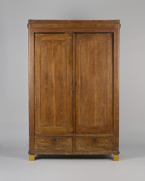 Szafa drewniana, dwudrzwiowa, w kolorze brązowym (kolor naturalnego drewna). Obiekt został z zewnątrz zabezpieczony lakierem. U dołu szafy widoczne dwie szuflady zamykane na klucz (brak kluczy; brak okucia zamka prawej szuflady). Wewnątrz, na tylnej ścianie, w jej górnej części umieszonych zostało siedem drewnianych wieszaków. W połowie wysokości zwieńczenia szafy widoczna pozioma listwa (ubytek listowy na prawej ścianie). Płyciny drzwi wykonane są z desek. Obiekt jest pozbawiony zdobień. Od spodu, w narożnikach szafy umieszczone zostały cztery podtrzymujące obiekt nogi wykonane z fragmentów deski i pomalowane żółto-brązową farbą olejną.W wnętrzu szafy, na tylnej ścianie oraz ścianach bocznych widoczne napisy oraz rysunki wykonane odręcznie ołówkiem. Na lewej ścianie widoczny napis: „Ta szafa była moi mieszkaniem ukrywalnym dn 21 II 43 r do dnia 25 IIII 43 r”, wizerunek nagiej kobiety stojącej bokiem i trzymającej ręce na kroczu (zasłaniającej się) oraz kobiety w kostiumie, której twarz jest ujęta z profilu, a jedna z nóg uniesiona do góry. Jej włosy są ułożone w fale. Pod nagą kobietą widniej podpis ,,(Głupia baba)’’. Nad kobietą w kostiumie napisano ,,(Francóska niewiasta)’’. Obok nagiej kobiety widoczna jest kolejna data: ,,20.1.43 r.’’.
Na tylnej ścianie widoczne są przedstawienia (od lewej strony): budynku mieszkalnego (domu jednorodzinnego),  wiatraka (pod nim), kobiety w spódnicy za kolano i kamizelce stojącej bokiem (obok, z prawej strony rysunku wiatraka), trzech postaci umieszczonych jedna pod drugą, niewielkiego samochodu (obok, z prawej strony postaci), drogowskazu (obok, z prawej strony samochodu), mężczyzny z długą brodą (Żyda; pod nim) ciągnącego za sobą konia oraz niedokończonej nagiej postaci przedstawionej tyłem (widoczne pośladki; pod rysunkiem konia).
Obok przedstawienia kobiety widoczny napis: ,,Hiszpańska dziewczyna’’. Pod spodem widoczny napis ,,Pffeferwehrtag | Przygody Tomcia | paluszki’’. Obok trzech postaci (ułożonych w linii jedna pod drugą) napis ,,(kąpiel)’’. Na drogowskazie napis ,,Do Palestyny 3814 km’’. Obok mężczyzny z brodą widoczny napis wersalikami „HIR, JUDE, DI, AŁH, JUDE’’.
Na prawej ścianie szafy widoczne przedstawienie zbliżenia cielesnego (dwóch nagich postaci połączonych ze sobą w uścisku), które zostało częściowo starte.
Wszystkie rysunki widoczne na ścianach bocznych zostały wykonane z boku zwrócone są górą do tylnej ściany obiektu. Rysunki widoczne na tylnej ścianie obiektu usytuowane są do góry nogami (odwrócone o 180° w stosunku do dna szafy).