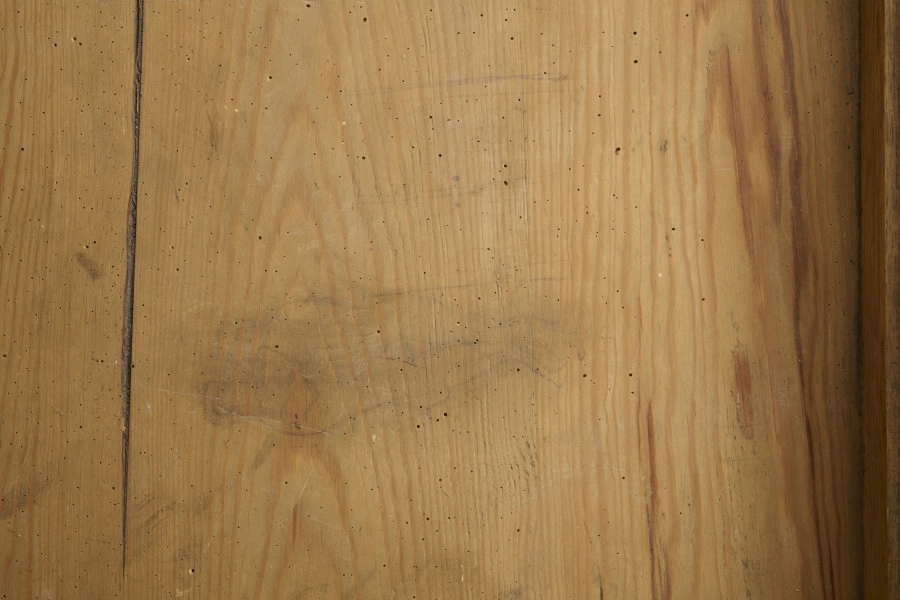 szafa - Szafa drewniana, dwudrzwiowa, w kolorze brązowym (kolor naturalnego drewna). Obiekt został z zewnątrz zabezpieczony lakierem. U dołu szafy widoczne dwie szuflady zamykane na klucz (brak kluczy; brak okucia zamka prawej szuflady). Wewnątrz, na tylnej ścianie, w jej górnej części umieszonych zostało siedem drewnianych wieszaków. W połowie wysokości zwieńczenia szafy widoczna pozioma listwa (ubytek listowy na prawej ścianie). Płyciny drzwi wykonane są z desek. Obiekt jest pozbawiony zdobień. Od spodu, w narożnikach szafy umieszczone zostały cztery podtrzymujące obiekt nogi wykonane z fragmentów deski i pomalowane żółto-brązową farbą olejną.W wnętrzu szafy, na tylnej ścianie oraz ścianach bocznych widoczne napisy oraz rysunki wykonane odręcznie ołówkiem. Na lewej ścianie widoczny napis: „Ta szafa była moi mieszkaniem ukrywalnym dn 21 II 43 r do dnia 25 IIII 43 r”, wizerunek nagiej kobiety stojącej bokiem i trzymającej ręce na kroczu (zasłaniającej się) oraz kobiety w kostiumie, której twarz jest ujęta z profilu, a jedna z nóg uniesiona do góry. Jej włosy są ułożone w fale. Pod nagą kobietą widniej podpis ,,(Głupia baba)’’. Nad kobietą w kostiumie napisano ,,(Francóska niewiasta)’’. Obok nagiej kobiety widoczna jest kolejna data: ,,20.1.43 r.’’.
Na tylnej ścianie widoczne są przedstawienia (od lewej strony): budynku mieszkalnego (domu jednorodzinnego),  wiatraka (pod nim), kobiety w spódnicy za kolano i kamizelce stojącej bokiem (obok, z prawej strony rysunku wiatraka), trzech postaci umieszczonych jedna pod drugą, niewielkiego samochodu (obok, z prawej strony postaci), drogowskazu (obok, z prawej strony samochodu), mężczyzny z długą brodą (Żyda; pod nim) ciągnącego za sobą konia oraz niedokończonej nagiej postaci przedstawionej tyłem (widoczne pośladki; pod rysunkiem konia).
Obok przedstawienia kobiety widoczny napis: ,,Hiszpańska dziewczyna’’. Pod spodem widoczny napis ,,Pffeferwehrtag | Przygody Tomcia | paluszki’’. Obok trzech postaci (ułożonych w linii jedna pod drugą) napis ,,(kąpiel)’’. Na drogowskazie napis ,,Do Palestyny 3814 km’’. Obok mężczyzny z brodą widoczny napis wersalikami „HIR, JUDE, DI, AŁH, JUDE’’.
Na prawej ścianie szafy widoczne przedstawienie zbliżenia cielesnego (dwóch nagich postaci połączonych ze sobą w uścisku), które zostało częściowo starte.
Wszystkie rysunki widoczne na ścianach bocznych zostały wykonane z boku zwrócone są górą do tylnej ściany obiektu. Rysunki widoczne na tylnej ścianie obiektu usytuowane są do góry nogami (odwrócone o 180° w stosunku do dna szafy).