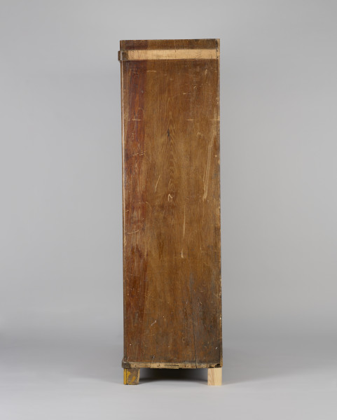 Szafa drewniana, dwudrzwiowa, w kolorze brązowym (kolor naturalnego drewna). Obiekt został z zewnątrz zabezpieczony lakierem. U dołu szafy widoczne dwie szuflady zamykane na klucz (brak kluczy; brak okucia zamka prawej szuflady). Wewnątrz, na tylnej ścianie, w jej górnej części umieszonych zostało siedem drewnianych wieszaków. W połowie wysokości zwieńczenia szafy widoczna pozioma listwa (ubytek listowy na prawej ścianie). Płyciny drzwi wykonane są z desek. Obiekt jest pozbawiony zdobień. Od spodu, w narożnikach szafy umieszczone zostały cztery podtrzymujące obiekt nogi wykonane z fragmentów deski i pomalowane żółto-brązową farbą olejną.W wnętrzu szafy, na tylnej ścianie oraz ścianach bocznych widoczne napisy oraz rysunki wykonane odręcznie ołówkiem. Na lewej ścianie widoczny napis: „Ta szafa była moi mieszkaniem ukrywalnym dn 21 II 43 r do dnia 25 IIII 43 r”, wizerunek nagiej kobiety stojącej bokiem i trzymającej ręce na kroczu (zasłaniającej się) oraz kobiety w kostiumie, której twarz jest ujęta z profilu, a jedna z nóg uniesiona do góry. Jej włosy są ułożone w fale. Pod nagą kobietą widniej podpis ,,(Głupia baba)’’. Nad kobietą w kostiumie napisano ,,(Francóska niewiasta)’’. Obok nagiej kobiety widoczna jest kolejna data: ,,20.1.43 r.’’.
Na tylnej ścianie widoczne są przedstawienia (od lewej strony): budynku mieszkalnego (domu jednorodzinnego),  wiatraka (pod nim), kobiety w spódnicy za kolano i kamizelce stojącej bokiem (obok, z prawej strony rysunku wiatraka), trzech postaci umieszczonych jedna pod drugą, niewielkiego samochodu (obok, z prawej strony postaci), drogowskazu (obok, z prawej strony samochodu), mężczyzny z długą brodą (Żyda; pod nim) ciągnącego za sobą konia oraz niedokończonej nagiej postaci przedstawionej tyłem (widoczne pośladki; pod rysunkiem konia).
Obok przedstawienia kobiety widoczny napis: ,,Hiszpańska dziewczyna’’. Pod spodem widoczny napis ,,Pffeferwehrtag | Przygody Tomcia | paluszki’’. Obok trzech postaci (ułożonych w linii jedna pod drugą) napis ,,(kąpiel)’’. Na drogowskazie napis ,,Do Palestyny 3814 km’’. Obok mężczyzny z brodą widoczny napis wersalikami „HIR, JUDE, DI, AŁH, JUDE’’.
Na prawej ścianie szafy widoczne przedstawienie zbliżenia cielesnego (dwóch nagich postaci połączonych ze sobą w uścisku), które zostało częściowo starte.
Wszystkie rysunki widoczne na ścianach bocznych zostały wykonane z boku zwrócone są górą do tylnej ściany obiektu. Rysunki widoczne na tylnej ścianie obiektu usytuowane są do góry nogami (odwrócone o 180° w stosunku do dna szafy).