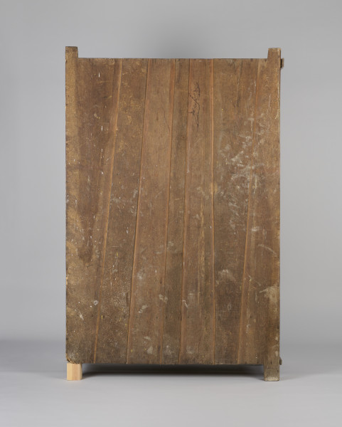 Szafa drewniana, dwudrzwiowa, w kolorze brązowym (kolor naturalnego drewna). Obiekt został z zewnątrz zabezpieczony lakierem. U dołu szafy widoczne dwie szuflady zamykane na klucz (brak kluczy; brak okucia zamka prawej szuflady). Wewnątrz, na tylnej ścianie, w jej górnej części umieszonych zostało siedem drewnianych wieszaków. W połowie wysokości zwieńczenia szafy widoczna pozioma listwa (ubytek listowy na prawej ścianie). Płyciny drzwi wykonane są z desek. Obiekt jest pozbawiony zdobień. Od spodu, w narożnikach szafy umieszczone zostały cztery podtrzymujące obiekt nogi wykonane z fragmentów deski i pomalowane żółto-brązową farbą olejną.W wnętrzu szafy, na tylnej ścianie oraz ścianach bocznych widoczne napisy oraz rysunki wykonane odręcznie ołówkiem. Na lewej ścianie widoczny napis: „Ta szafa była moi mieszkaniem ukrywalnym dn 21 II 43 r do dnia 25 IIII 43 r”, wizerunek nagiej kobiety stojącej bokiem i trzymającej ręce na kroczu (zasłaniającej się) oraz kobiety w kostiumie, której twarz jest ujęta z profilu, a jedna z nóg uniesiona do góry. Jej włosy są ułożone w fale. Pod nagą kobietą widniej podpis ,,(Głupia baba)’’. Nad kobietą w kostiumie napisano ,,(Francóska niewiasta)’’. Obok nagiej kobiety widoczna jest kolejna data: ,,20.1.43 r.’’.
Na tylnej ścianie widoczne są przedstawienia (od lewej strony): budynku mieszkalnego (domu jednorodzinnego),  wiatraka (pod nim), kobiety w spódnicy za kolano i kamizelce stojącej bokiem (obok, z prawej strony rysunku wiatraka), trzech postaci umieszczonych jedna pod drugą, niewielkiego samochodu (obok, z prawej strony postaci), drogowskazu (obok, z prawej strony samochodu), mężczyzny z długą brodą (Żyda; pod nim) ciągnącego za sobą konia oraz niedokończonej nagiej postaci przedstawionej tyłem (widoczne pośladki; pod rysunkiem konia).
Obok przedstawienia kobiety widoczny napis: ,,Hiszpańska dziewczyna’’. Pod spodem widoczny napis ,,Pffeferwehrtag | Przygody Tomcia | paluszki’’. Obok trzech postaci (ułożonych w linii jedna pod drugą) napis ,,(kąpiel)’’. Na drogowskazie napis ,,Do Palestyny 3814 km’’. Obok mężczyzny z brodą widoczny napis wersalikami „HIR, JUDE, DI, AŁH, JUDE’’.
Na prawej ścianie szafy widoczne przedstawienie zbliżenia cielesnego (dwóch nagich postaci połączonych ze sobą w uścisku), które zostało częściowo starte.
Wszystkie rysunki widoczne na ścianach bocznych zostały wykonane z boku zwrócone są górą do tylnej ściany obiektu. Rysunki widoczne na tylnej ścianie obiektu usytuowane są do góry nogami (odwrócone o 180° w stosunku do dna szafy).