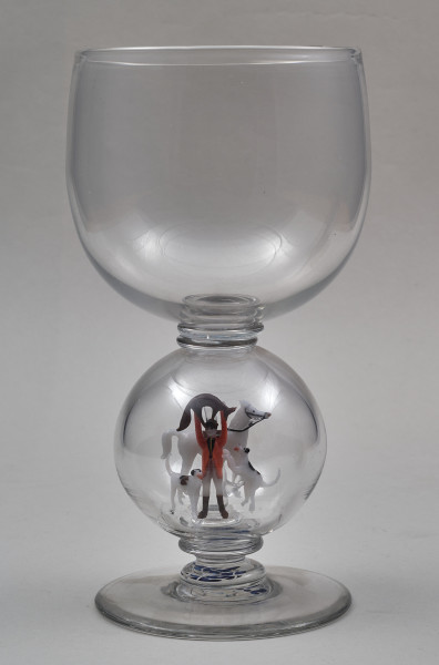 Kielich w typie „Römer”. Posiada półkolistą czaszę z cylindrycznym zwężeniem u góry. Charakterystyczny jest nodus w kształcie kuli. Kielich zakończony jest okrągłą, gładką stopą. W nodus wtopiona jest scena myśliwska.