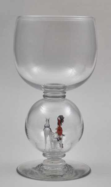 ﻿Kielich w typie „Römer”. Posiada półkolistą czaszę z cylindrycznym zwężeniem u góry. Charakterystyczny jest nodus w kształcie kuli. Kielich zakończony jest okrągłą, gładką stopą. Stopa i czara połączone są z nodusem pierścieniami. W nodus wtopiona jest scena myśliwska.