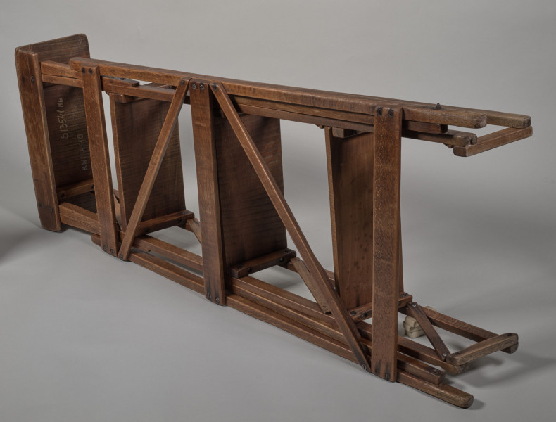 Na zdjęciu znajdują się drewniane, rozkładane schodki biblioteczne.