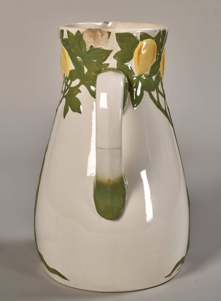 Dzbanek toaletowy, zdobiony gałązkami i owocami cytryny