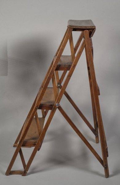 Na zdjęciu znajdują się drewniane, rozkładane schodki biblioteczne.