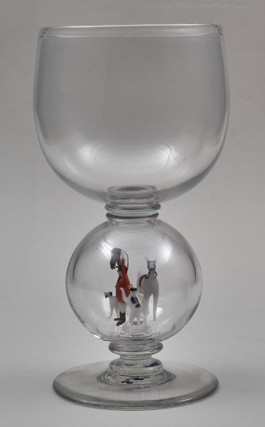 Kielich w typie „Römer”. Posiada półkolistą czaszę z cylindrycznym zwężeniem u góry. Charakterystyczny jest nodus w kształcie kuli. Kielich zakończony jest okrągłą, gładką stopą. W nodus wtopiona jest scena myśliwska.