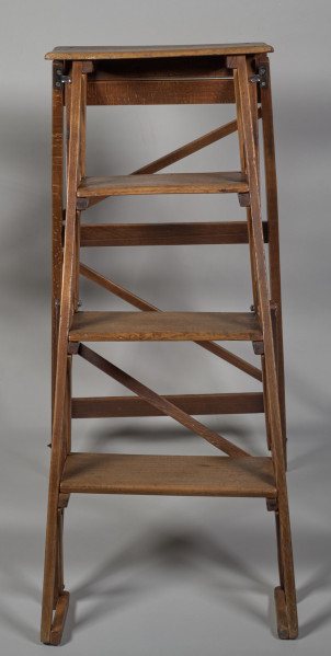 Na zdjęciu znajdują się drewniane, rozkładane schodki biblioteczne.