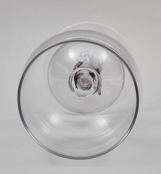 ﻿Kielich w typie „Römer”. Posiada półkolistą czaszę z cylindrycznym zwężeniem u góry. Charakterystyczny jest nodus w kształcie kuli. Kielich zakończony jest okrągłą, gładką stopą. Stopa i czara połączone są z nodusem pierścieniami. W nodus wtopiona jest scena myśliwska.