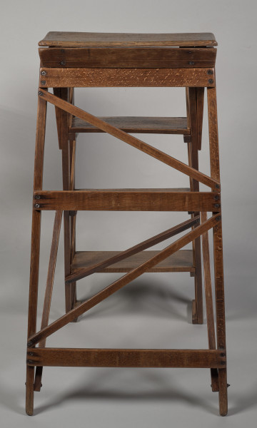 Na zdjęciu znajdują się drewniane, rozkładane schodki biblioteczne.